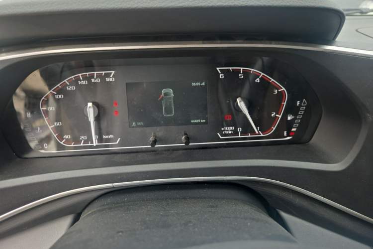 Used SAIC MAXUS Xintu V80 2025 PRO Aoyuntong 2.0T Manual Long Wheelbase Mid-Height 6/7/8/9-Seater Odometer Close Up