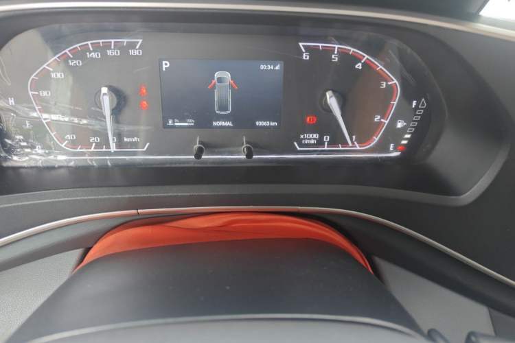 Used SAIC MAXUS Xintu V80 2025 PRO Aoyuntong 2.0T Automatic Long-Wheelbase Mid-Roof Model with 6/7/8/9 Seats Odometer Close Up