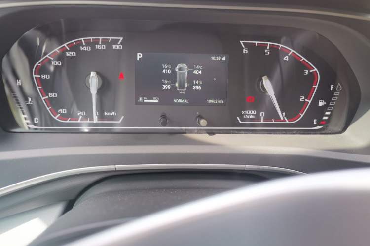 Used SAIC MAXUS Xintu V80 2025 PRO Aoyuntong 2.0T Automatic Short Wheelbase Ultra-Low Roof 5/6-Seater Odometer Close Up