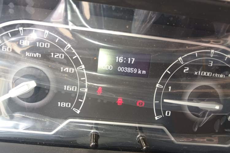 Used SAIC MAXUS Xintu V80 2025 Value Edition Aoyuntong 2.0T Manual Short Wheelbase Mid-Height 127 Ps 7/9 Seats Odometer Close Up