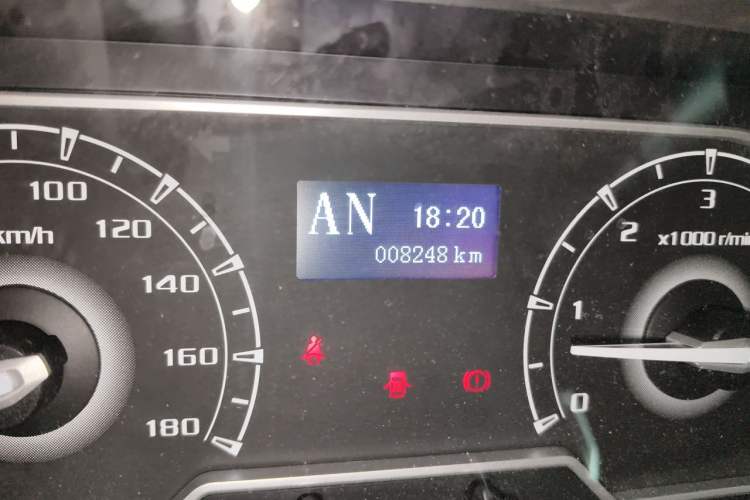 Used SAIC MAXUS Xintu V80 2025 Value Edition Aoyuntong 2.0T AMT Long Wheelbase Mid-Height Roof 127 Ps 6/7/9-Seater Odometer Close Up