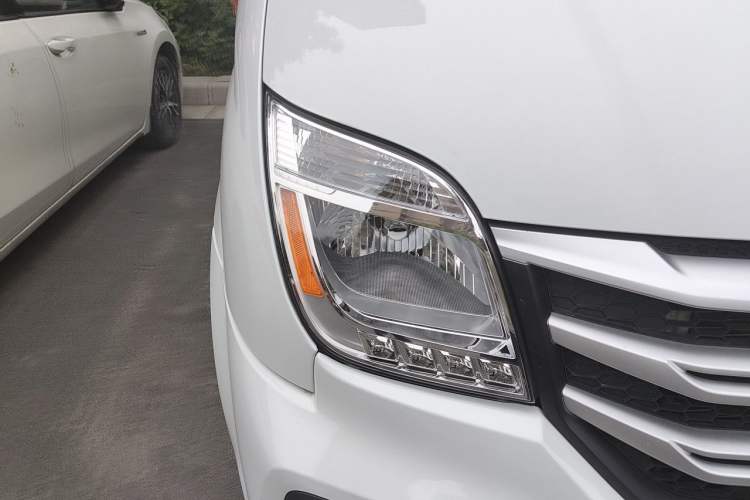 Used SAIC MAXUS Xintu V80 2025 Value Edition Aoyuntong 2.0T AMT Short Wheelbase Mid-Height 127 Ps 5/6 Seats Right Front Headlight