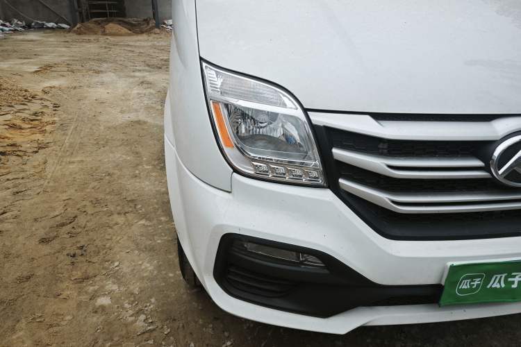 Used SAIC MAXUS Xintu V80 2025 PRO Aoyuntong 2.0T Manual Short Wheelbase Mid-Height 5/6-Seater Right Front Headlight