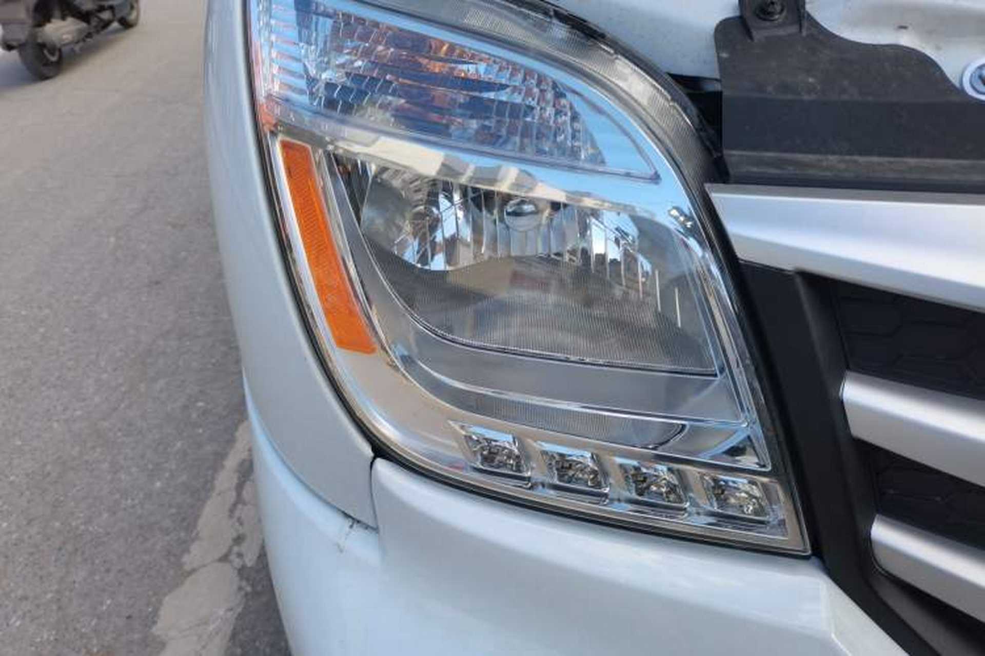 Used SAIC MAXUS Xintu V80  Right Front Headlight