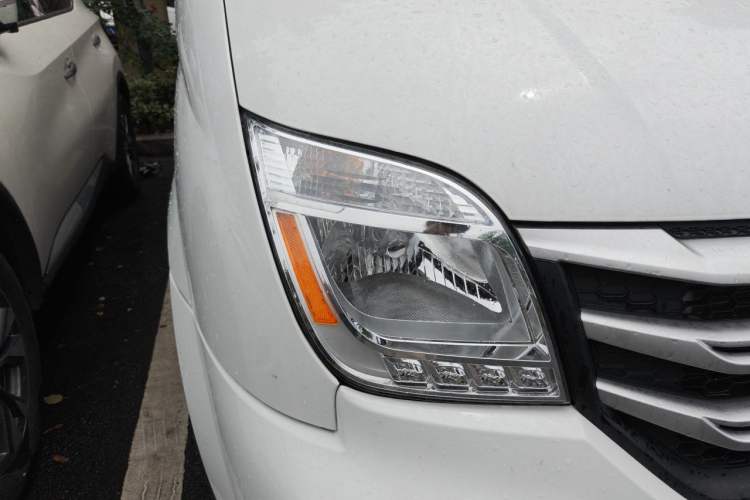 Used SAIC MAXUS Xintu V80 2025 Value Edition Urban Delivery King 2.0T Manual Short Wheelbase Ultra-Low Roof 127 Ps 3 Seats Right Front Headlight