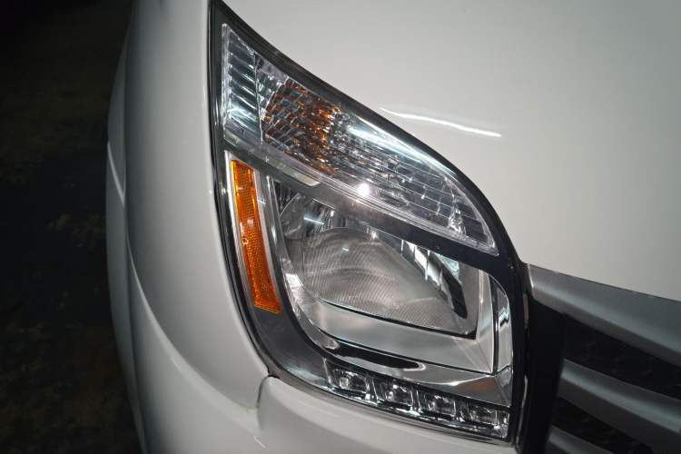 Used SAIC MAXUS Xintu V80  Right Front Headlight