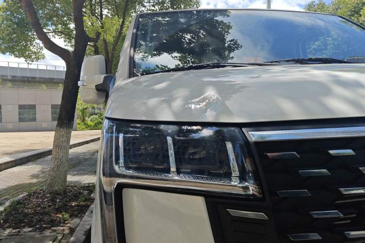Used SAIC MAXUS Xintu V80 2025 PRO Aoyuntong 2.0T Automatic Short Wheelbase Ultra-Low Roof 5/6-Seater Right Front Headlight