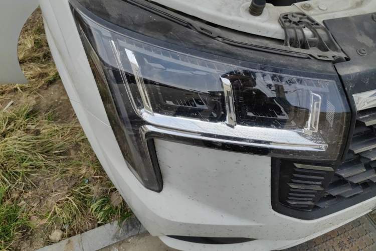 Used SAIC MAXUS Xintu V80 2025 PRO Aoyuntong 2.0T Manual Long Wheelbase Mid-Height 6/7/8/9-Seater Right Front Headlight
