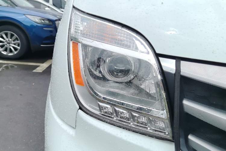 Used SAIC MAXUS Xintu V80 2025 PRO Aoyuntong 2.0T Manual Long Wheelbase High-Roof 6/7/8/9-Seater Right Front Headlight