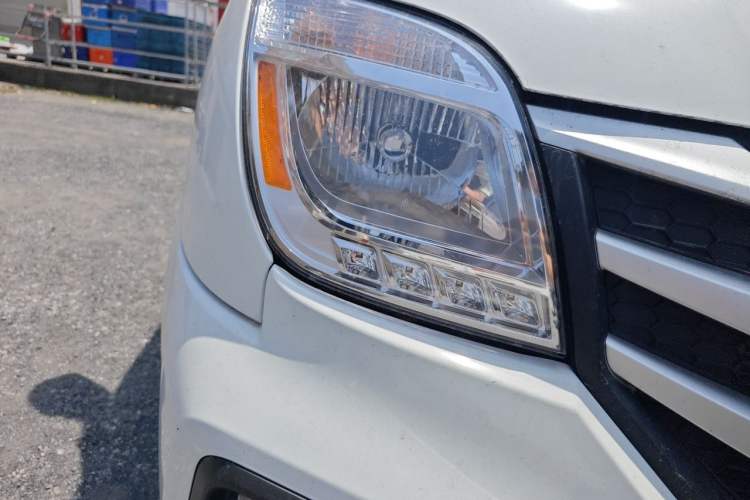 Used SAIC MAXUS Xintu V80 2025 Value Edition Aoyuntong 2.0T AMT Long Wheelbase Ultra-Low Roof 127 PS 6/7/9 Seats Right Front Headlight