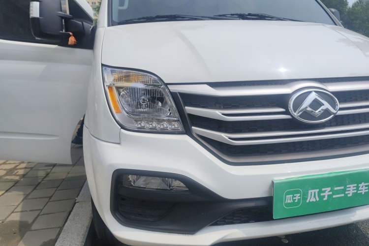Used SAIC MAXUS Xintu V80 2025 Value Edition Aoyuntong 2.0T Manual Long Wheelbase Mid-Height Design 127 Ps 6/7/9-Seater Right Front Headlight