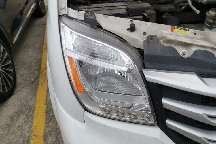 Used SAIC MAXUS Xintu V80 2025 Value Edition Aoyuntong 2.0T Manual Long Wheelbase Mid-Height Design 127 Ps 6/7/9-Seater Right Front Headlight