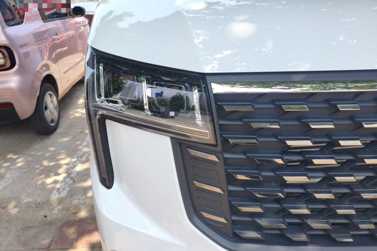 Used SAIC MAXUS Xintu V80 2025 PRO Aoyuntong 2.0T Automatic Short Wheelbase Ultra-Low Roof 5/6-Seater Right Front Headlight