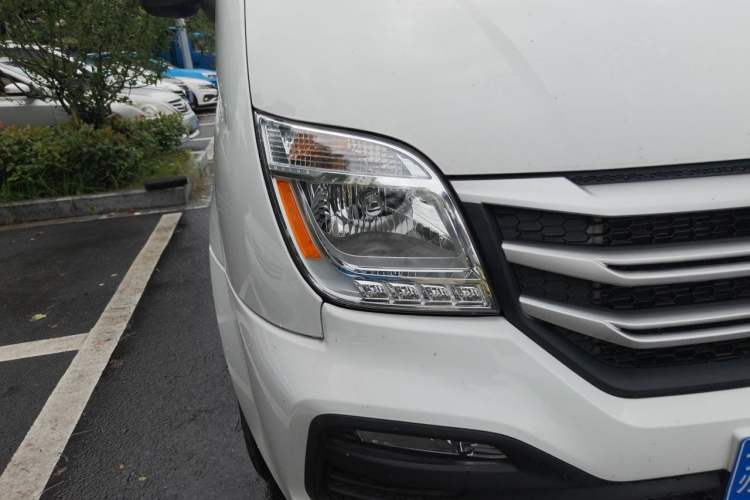 Used SAIC MAXUS Xintu V80 2025 Value Edition Urban Delivery King 2.0T Manual Short Wheelbase Ultra-Low Roof 127 Ps 3 Seats Right Front Headlight