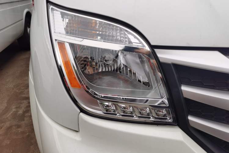 Used SAIC MAXUS Xintu V80 2025 Value Edition Aoyuntong 2.0T Manual Short Wheelbase Ultra-Low Roofline 127 Ps 5/6 Seats Right Front Headlight