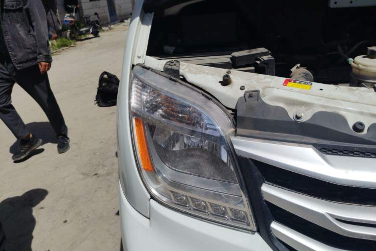 Used SAIC MAXUS Xintu V80 2025 Value Edition Aoyuntong 2.0T Manual Short Wheelbase Mid-Height 127 Ps 5/6 Seats Right Front Headlight