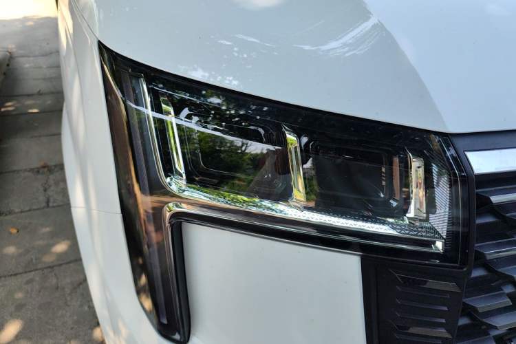 Used SAIC MAXUS Xintu V80  Right Front Headlight
