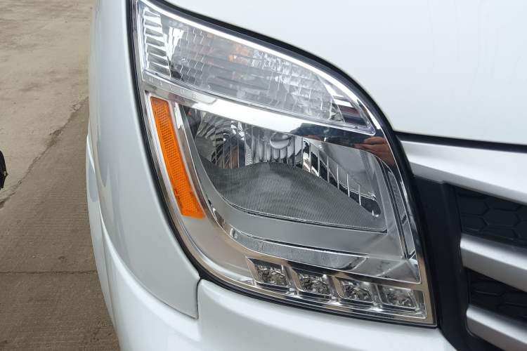 Used SAIC MAXUS Xintu V80 2025 Value Edition Aoyuntong 2.0T Manual Short Wheelbase Mid-Height 127 Ps 7/9 Seats Right Front Headlight