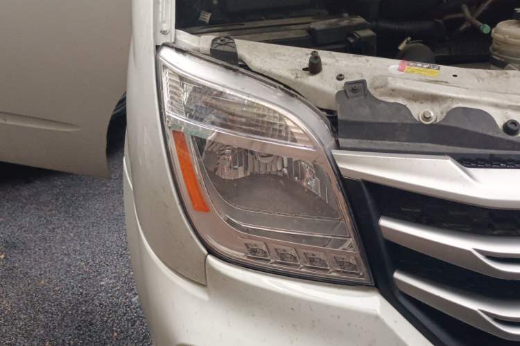 Used SAIC MAXUS Xintu V80 2025 Value Edition Aoyuntong 2.0T Manual Short Wheelbase Mid-Height 127 Ps 5/6 Seats Right Front Headlight