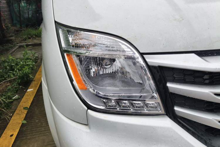 Used SAIC MAXUS Xintu V80 2025 Value Edition Aoyuntong 2.0T AMT Long Wheelbase Mid-Height Roof 127 Ps 6/7/9-Seater Right Front Headlight