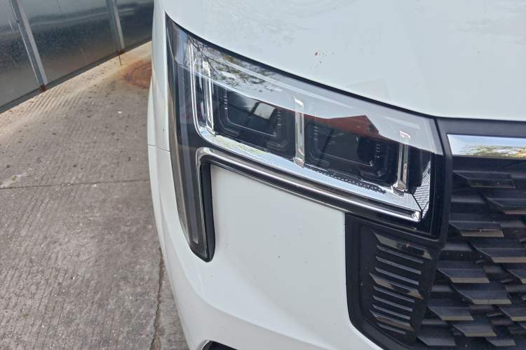 Used SAIC MAXUS Xintu V80 2025 PRO Aoyuntong 2.0T Automatic Long Wheelbase Ultra-Low Roof 6/7/8/9-Seater Right Front Headlight