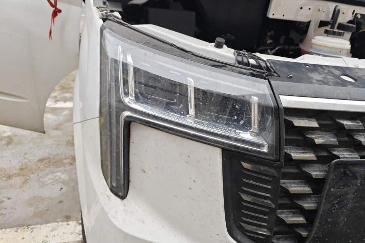 Used SAIC MAXUS Xintu V80 2025 PRO Aoyuntong 2.0T Manual Short Wheelbase Mid-Height 5/6-Seater Right Front Headlight