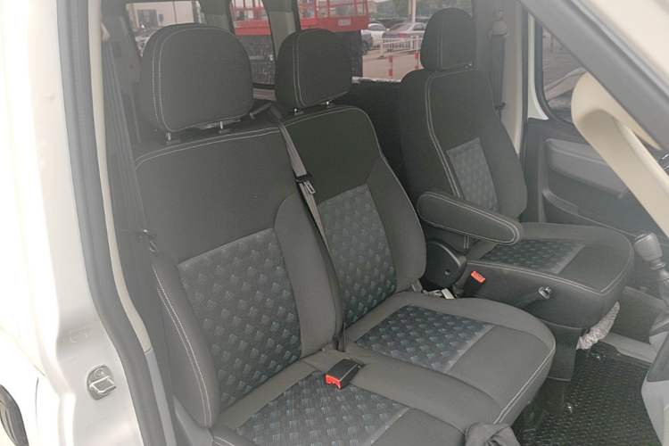 Used SAIC MAXUS Xintu V80 2025 Value Edition Aoyuntong 2.0T Manual Long Wheelbase Mid-Height Design 127 Ps 6/7/9-Seater Right Front Seat