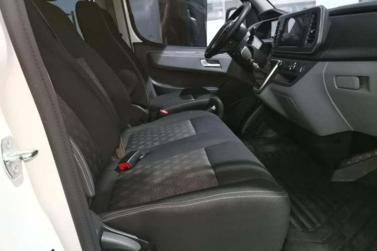 Used SAIC MAXUS Xintu V80 2025 Value Edition Aoyuntong 2.0T Manual Short Wheelbase Mid-Height 127 Ps 5/6 Seats Right Front Seat