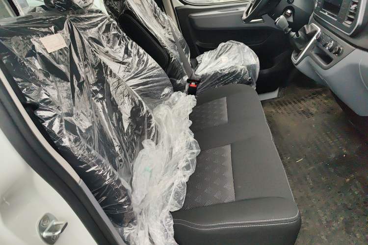 Used SAIC MAXUS Xintu V80 2025 Value Edition Aoyuntong 2.0T Manual Short Wheelbase Mid-Height 127 Ps 5/6 Seats Right Front Seat