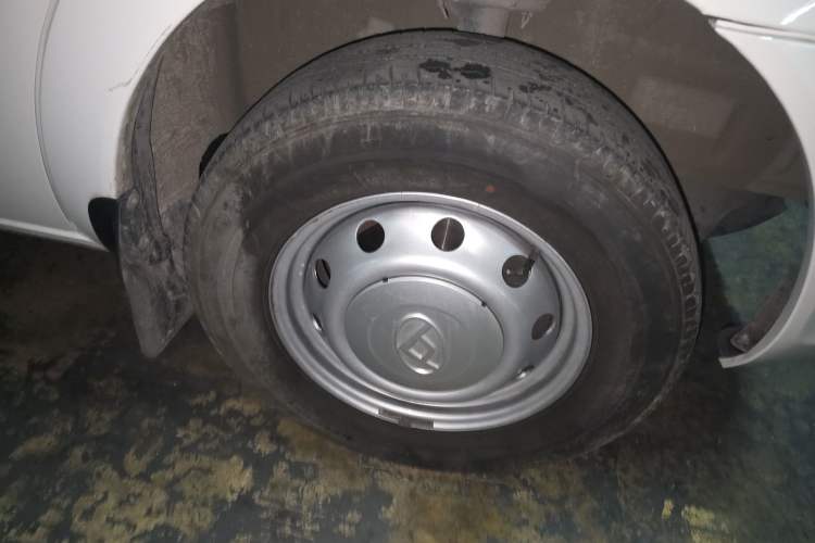 Used SAIC MAXUS Xintu V80  Right Front Wheel Hub