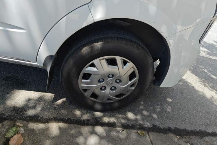 Used SAIC MAXUS Xintu V80 2025 PRO Aoyuntong 2.0T Automatic Short Wheelbase Ultra-Low Roof 5/6-Seater Right Front Wheel Hub