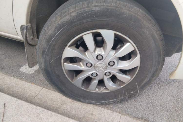 Used SAIC MAXUS Xintu V80  Right Front Wheel Hub