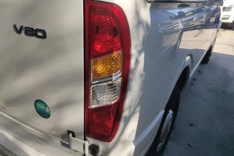 Used SAIC MAXUS Xintu V80 2025 Value Edition Aoyuntong 2.0T Manual Short Wheelbase Mid-Height 127 Ps 5/6 Seats Right Rear Taillight