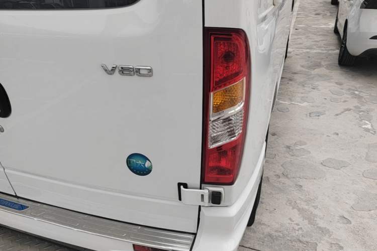 Used SAIC MAXUS Xintu V80 2025 Value Edition Aoyuntong 2.0T Manual Long Wheelbase Mid-Height Design 127 Ps 6/7/9-Seater Right Rear Taillight