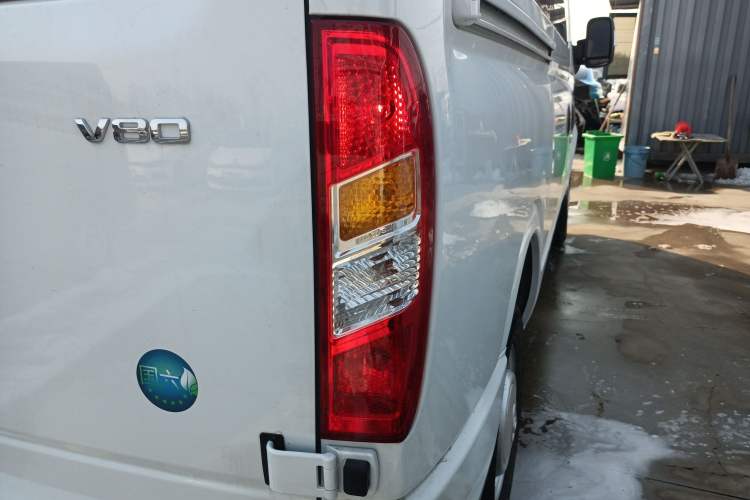 Used SAIC MAXUS Xintu V80 2025 Value Edition Aoyuntong 2.0T Manual Short Wheelbase Mid-Height 127 Ps 5/6 Seats Right Rear Taillight
