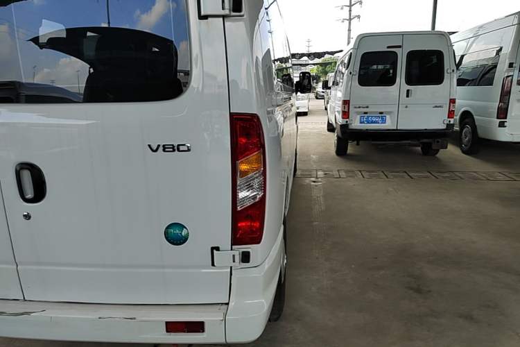 Used SAIC MAXUS Xintu V80 2025 Value Edition Aoyuntong 2.0T Manual Long Wheelbase Mid-Height Design 127 Ps 6/7/9-Seater Right Rear Taillight