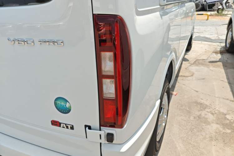 Used SAIC MAXUS Xintu V80 2025 PRO Aoyuntong 2.0T Automatic Long-Wheelbase Mid-Roof Model with 6/7/8/9 Seats Right Rear Taillight