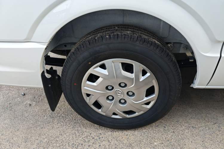 Used SAIC MAXUS Xintu V80 2025 PRO Aoyuntong 2.0T Manual Short Wheelbase Ultra-Low Roof 5/6-Seater Right Rear Wheel Hub