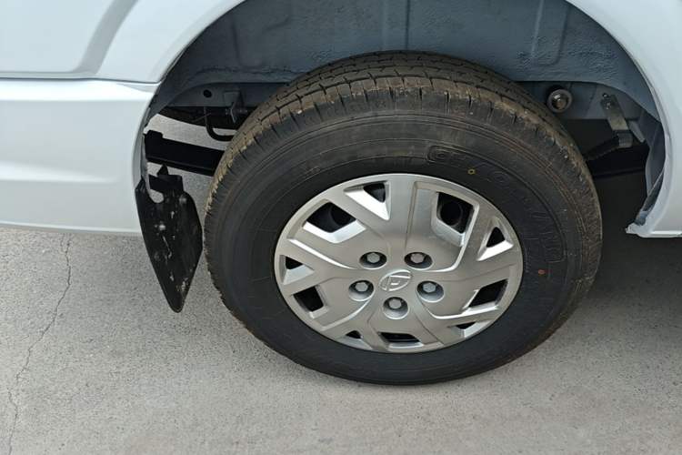 Used SAIC MAXUS Xintu V80 2025 PRO Aoyuntong 2.0T Automatic Long-Wheelbase Mid-Roof Model with 6/7/8/9 Seats Right Rear Wheel Hub