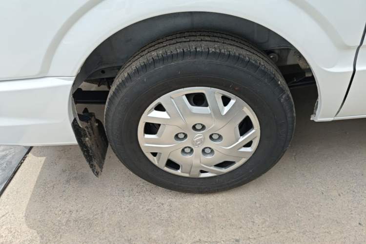 Used SAIC MAXUS Xintu V80 2025 PRO Aoyuntong 2.0T Manual Short Wheelbase Ultra-Low Roof 5/6-Seater Right Rear Wheel Hub