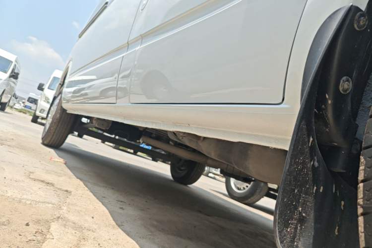 Used SAIC MAXUS Xintu V80 2025 PRO Aoyuntong 2.0T Automatic Long-Wheelbase Mid-Roof Model with 6/7/8/9 Seats Right Side Sill