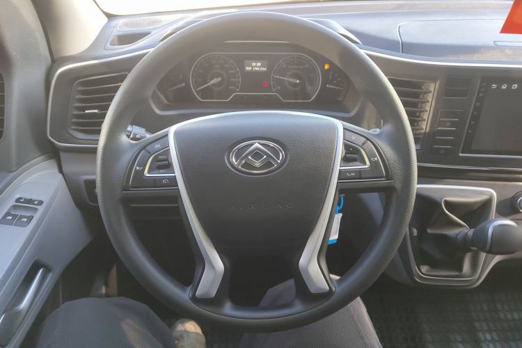 Used SAIC MAXUS Xintu V80 2025 Value Edition Aoyuntong 2.0T Manual Short Wheelbase Mid-Height 127 Ps 5/6 Seats Steering Wheel