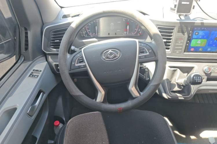 Used SAIC MAXUS Xintu V80 2025 Value Edition Aoyuntong 2.0T Manual Short Wheelbase Mid-Height 127 Ps 5/6 Seats Steering Wheel