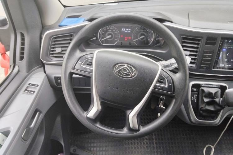 Used SAIC MAXUS Xintu V80 2025 Value Edition Aoyuntong 2.0T AMT Short Wheelbase Mid-Height 127 Ps 5/6 Seats Steering Wheel