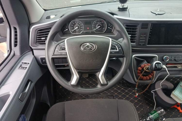 Used SAIC MAXUS Xintu V80 2025 Value Edition Aoyuntong 2.0T Manual Short Wheelbase Mid-Height 127 Ps 5/6 Seats Steering Wheel