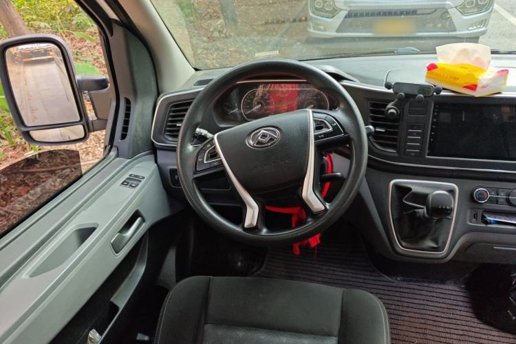 Used SAIC MAXUS Xintu V80 2025 Value Edition Aoyuntong 2.0T Manual Long Wheelbase Mid-Height Design 127 Ps 6/7/9-Seater Steering Wheel