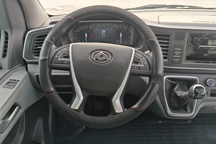 Used SAIC MAXUS Xintu V80 2025 PRO Aoyuntong 2.0T Manual Short Wheelbase Ultra-Low Roof 5/6-Seater Steering Wheel