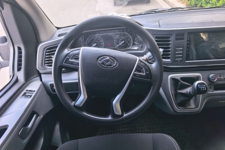 Used SAIC MAXUS Xintu V80 2025 Value Edition Aoyuntong 2.0T Manual Short Wheelbase Ultra-Low Roofline 127 Ps 5/6 Seats Steering Wheel