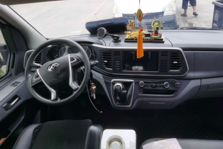 Used SAIC MAXUS Xintu V80 2025 PRO Commercial & Travel 6MT Short Wheelbase Mid-Roof 10/11/12-Seater Non-Commercial Steering Wheel