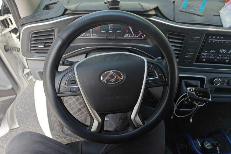 Used SAIC MAXUS Xintu V80 2025 PRO Aoyuntong 2.0T Automatic Short Wheelbase Ultra-Low Roof 5/6-Seater Steering Wheel